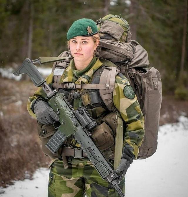 人高马大,看看瑞典女兵,这身板很强壮啊!