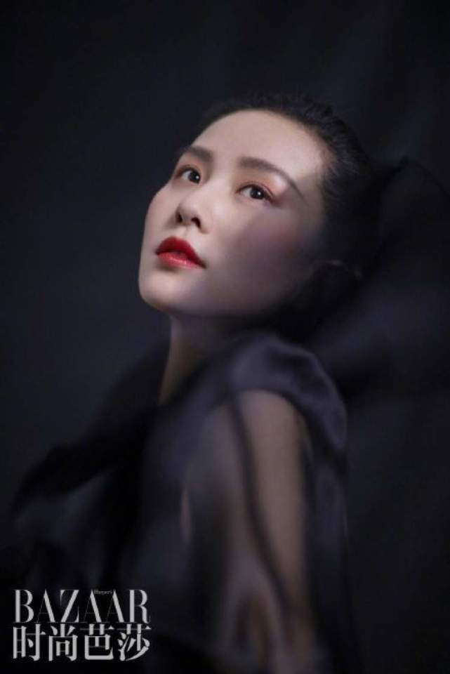 另外,刘诗诗不笑的时候,还是尽量减少仰拍的角度