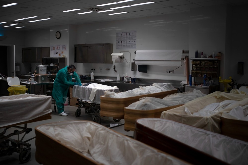 西班牙疫情死亡人数将近2万 地下停尸房堆满棺材