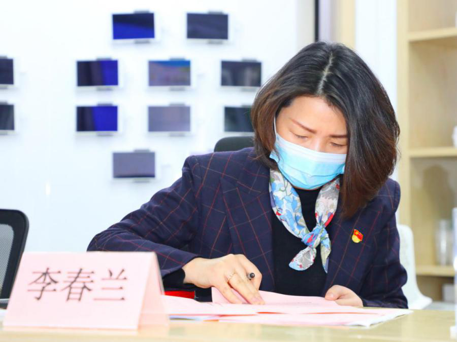 组织人事处副处长李春兰同志主持开班典礼.