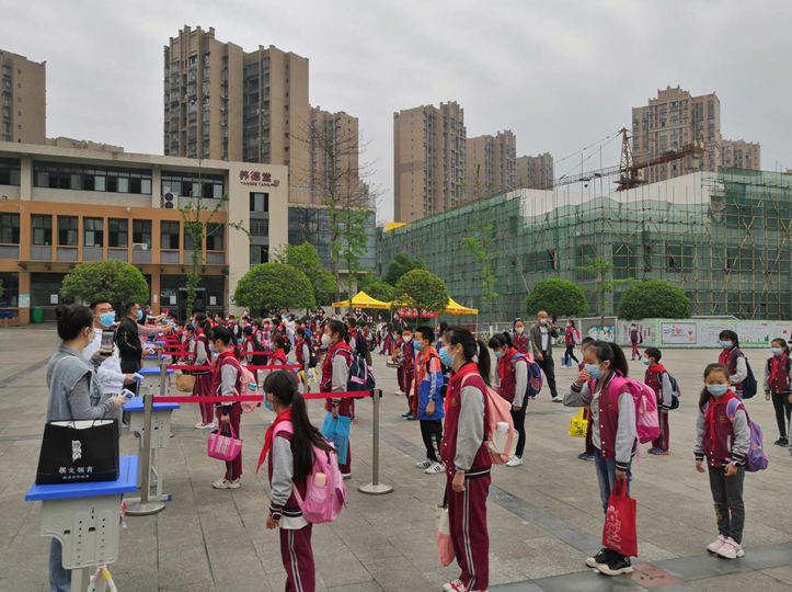 何市镇中心校 书声满校园,贡井区部分学校复学快照 成佳小学 书声满