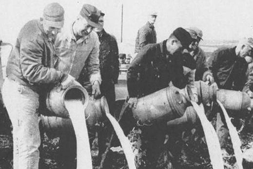 美国每天要倒掉至少1000万升的牛奶,30年代大萧条时期