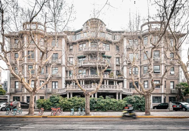 黑石公寓于1924年建成,是上海早期公寓中较有特色的建筑,曾被称为当时