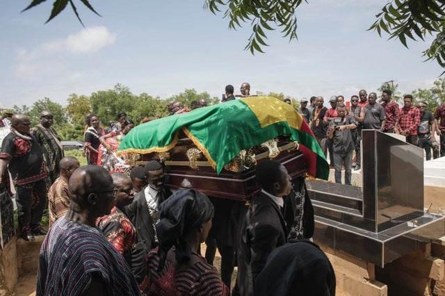 黑人抬棺创始人:早年受尽冷眼,如今垄断加纳殡葬业