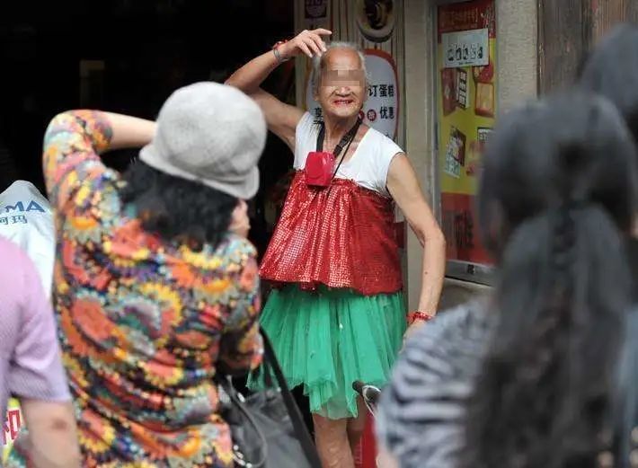 求求大爷大妈们停止散发魅力吧,太吓人了!