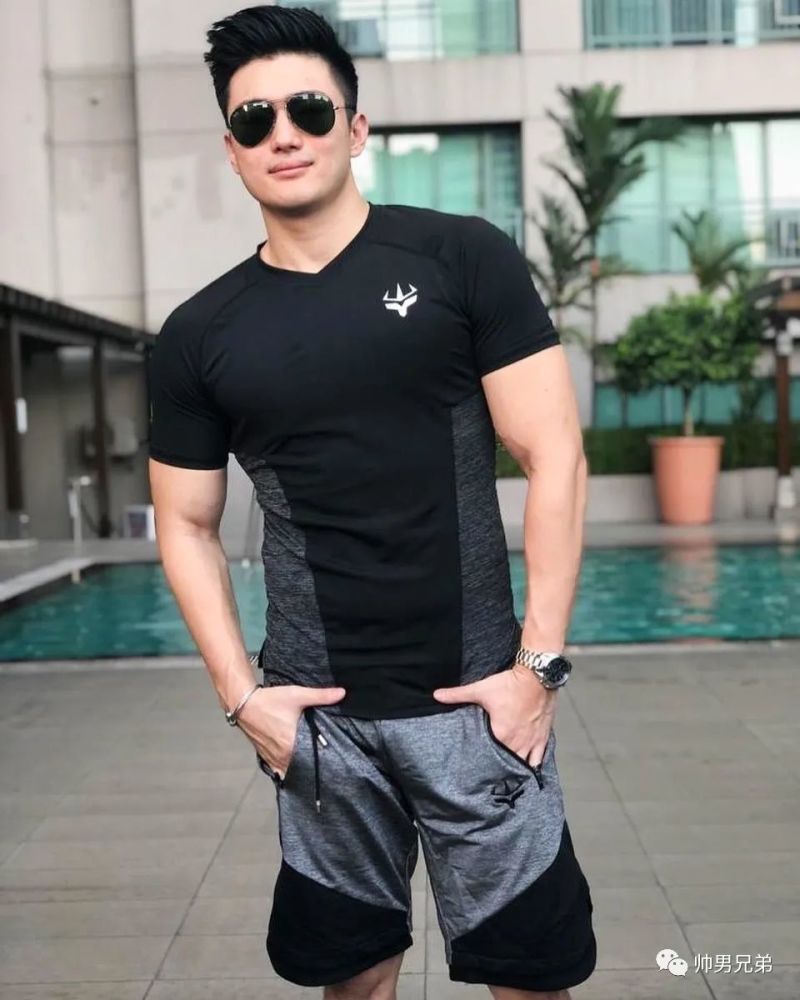 180cm阳光帅气腹肌男,好想做你怀里的狗