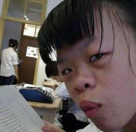 不知道从什么时候来事,流行起了超短的齐刘海,刘海的长度是在眉毛