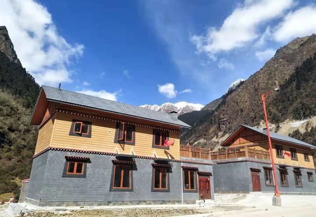 西藏玉麦姐妹搬进了北新房屋建设的藏式安居别墅