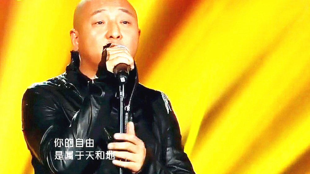 他就是综艺节目《我是歌手》里,唱《九个太阳》的那个男人,他叫周晓鸥
