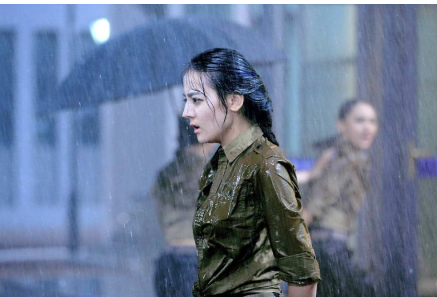 中,热巴饰演叛逆性感且娇艳美丽的暴力少女,其中有一场淋雨的镜头