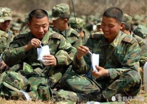 部队里士兵的单兵口粮能有多丰富?看到"速溶饮料"后,真是有点吃惊了