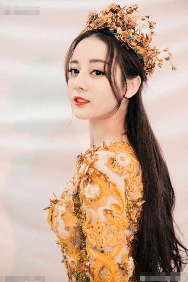 迪丽热巴《长歌行》造型曝光,草帽白纱侠女装扮,面容若隐若现