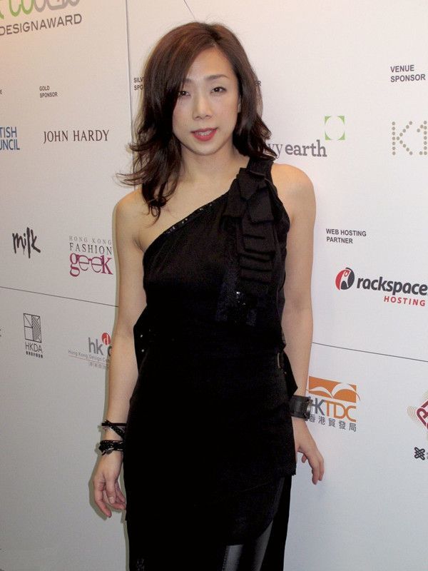 54岁林忆莲可谓风韵犹存,白皙的皮肤更是令人女人嫉妒