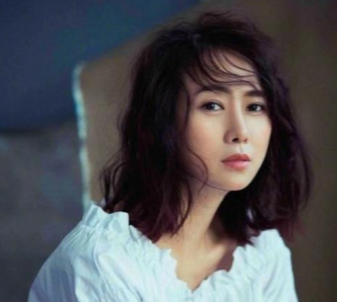 拍动作片出道,如今近60岁,依然如出道时的摸样,网友