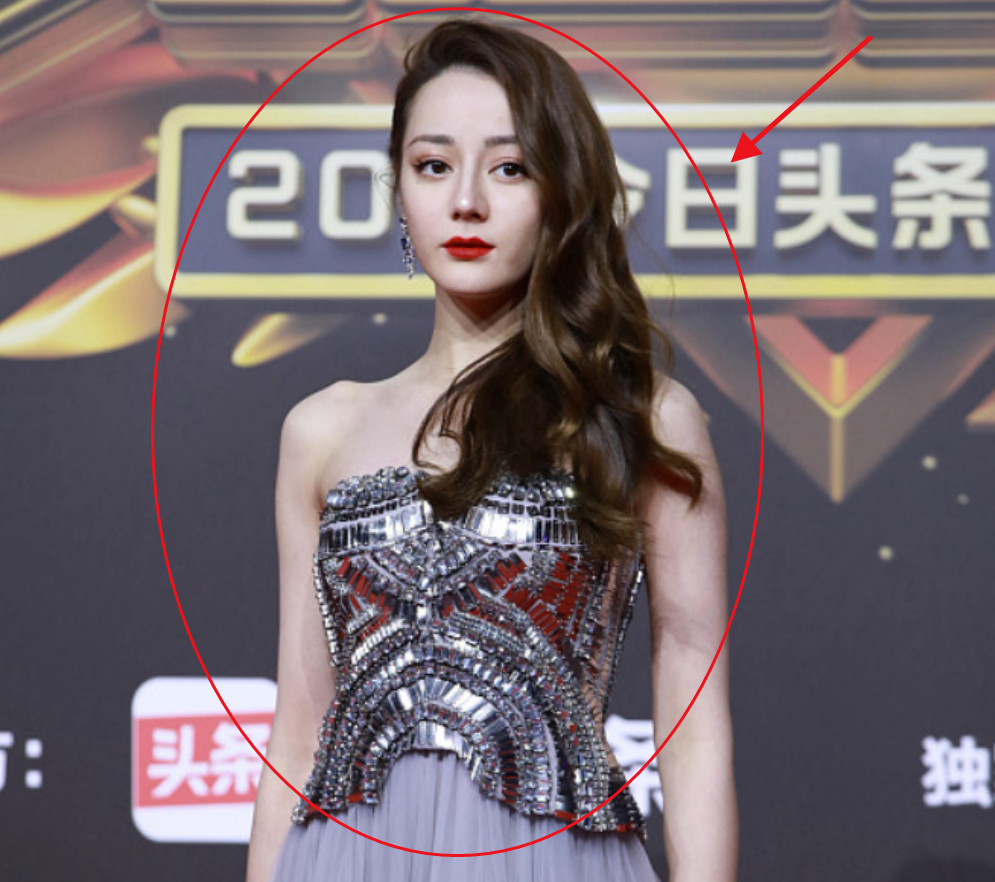 热巴和肖战合照,离开10级美颜滤镜后,两人真正颜值一目了然