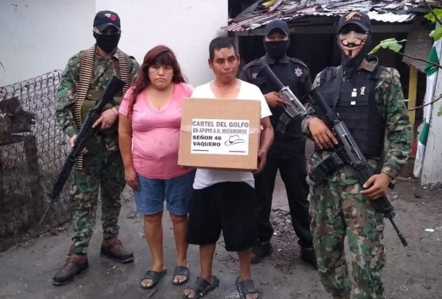 墨西哥毒枭女儿下乡送口罩,怒斥政府防疫不力,毒贩善意可信吗?
