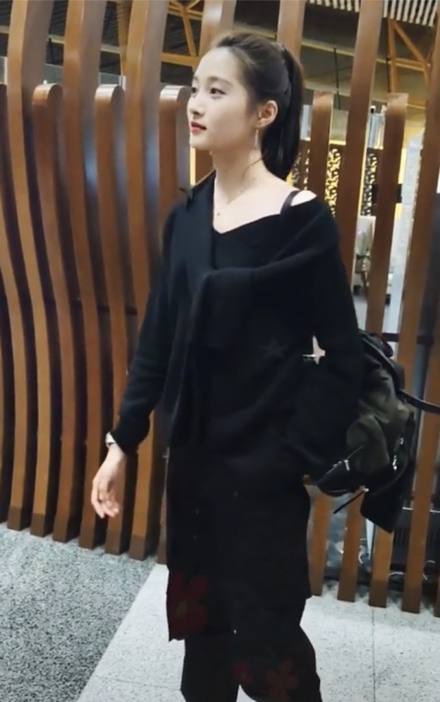 关晓彤逛街私服被拍,一身黑色卫衣套装出镜,衣服领口