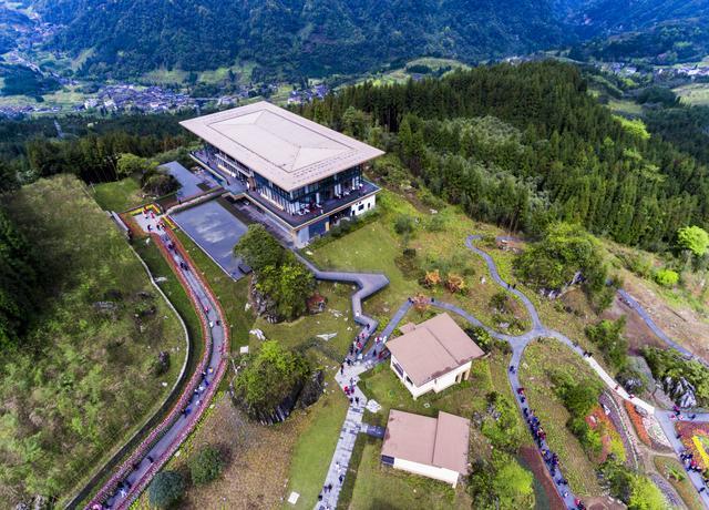 黑石公园位于中国桌山清风雅雨小镇内黑石艺术中心旁,依托得天独厚的