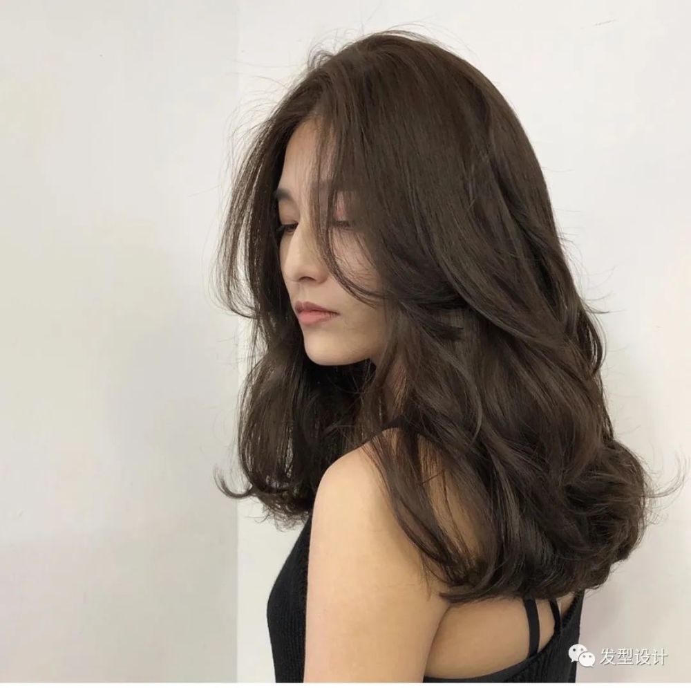 软软糯糯的微卷发显瘦又减龄, 大多数第一次烫卷的妹子 选择这款发型