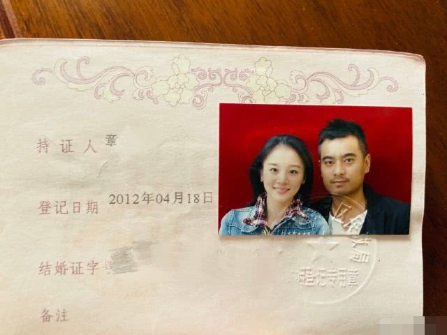 章龄之晒结婚证庆与陈龙结婚8周年,身为俩孩子的妈,越