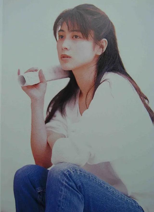 做模特时的坂井泉水对镜头特别敏感,害羞内敛,也因此常常挨骂.