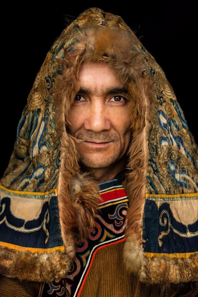 澳洲摄影师穿越6万公里,拍摄西伯利亚地区土著人的美丽肖像