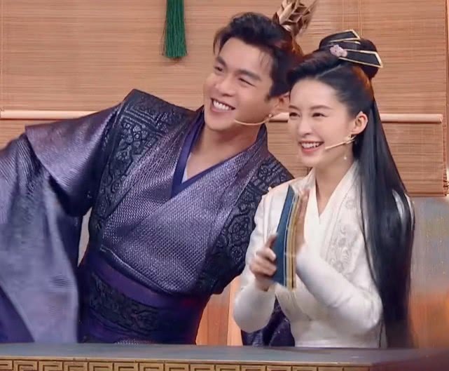 《王牌对王牌》李沁张若昀"肢体互动"不止一次