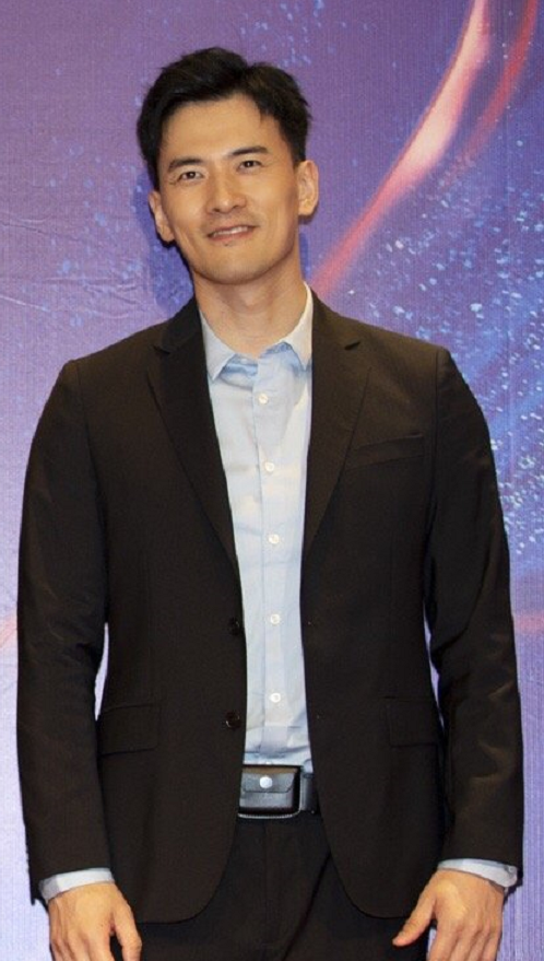 赫子铭的颜值很高,近照中五官轮廓线条清晰,即便是对脸照也轻松hold住