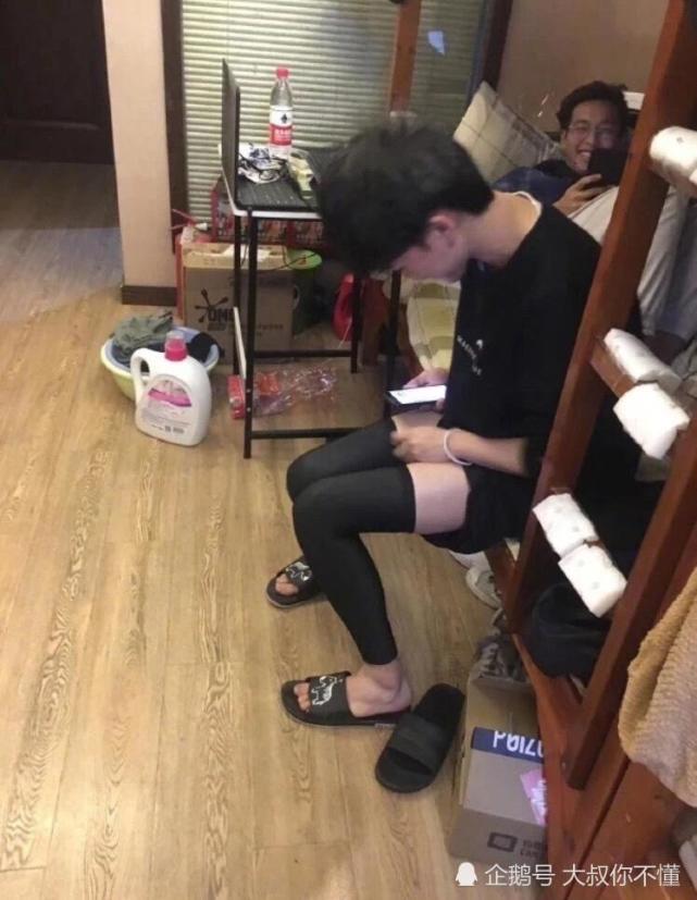 爆笑图片:现在一些男孩子的腿也太好看了