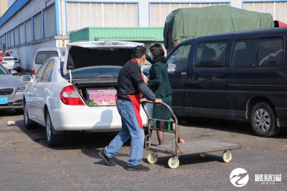 是专门运输货物用的,市场里不能开车进去,进货送货都得靠它们