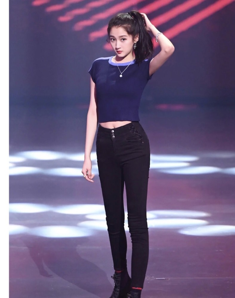 关晓彤两套旗袍look,把身材曲线衬托得太好,复古民风惹人喜爱