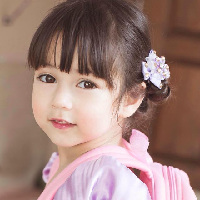 幼儿园的"混血儿萌娃"火了,合照高冷不看镜头,网友:小刘亦菲