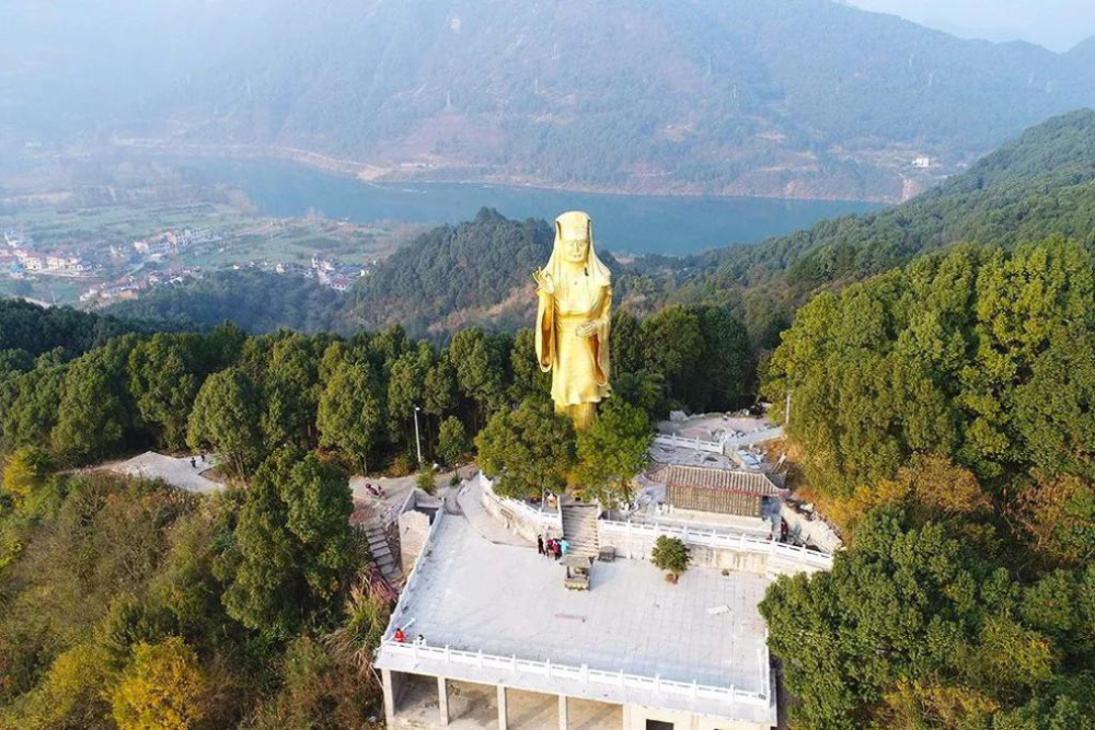 关于景点 龙峰公园位于湖南张家界市慈利县零阳镇龙峰村.