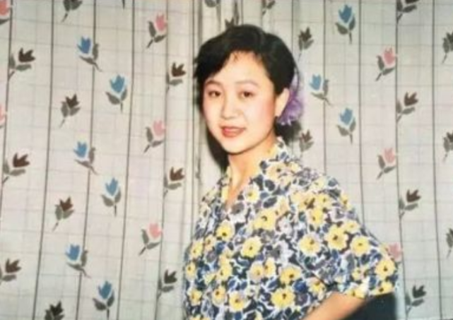 如今马海燕已经40多岁了,杨紫也希望妈妈以后能够健康美丽,不要为她