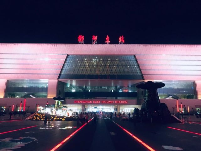 郑州东站东广场夜景图