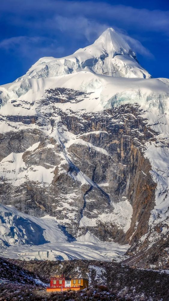 萨普神山 边坝向西,是那曲地区比如县 边坝和比如相邻的群峰中 念青