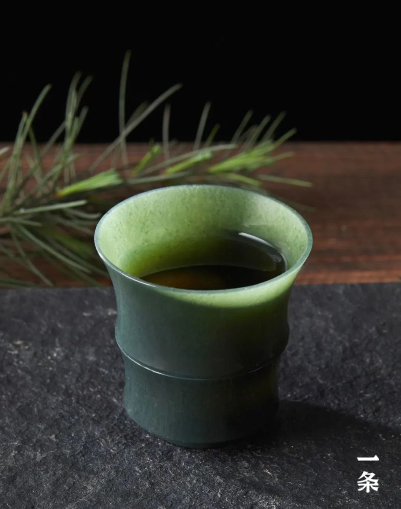 人养玉,玉也会滋养人.《礼记》中提到"君子以玉比德",用玉杯喝茶,人
