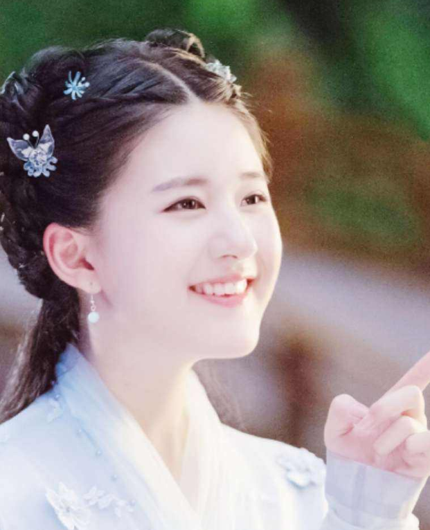 赵露思说自己脸圆拒绝剪刘海,被助理强烈要求后,美成