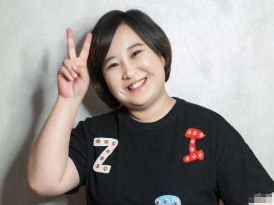 贾玲饭店用餐被认出,摘下口罩与粉丝合影,全程微笑毫无明星架子