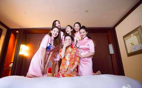 吕一结婚很大度,高露刘芸当伴娘,仍为5姐妹准备不同款刺绣旗袍!