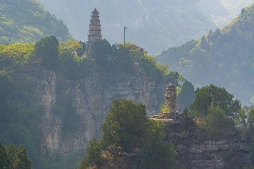 藏龙涧观景台远观独秀峰和报恩塔,领略济南老八景之"锦屏春晓"