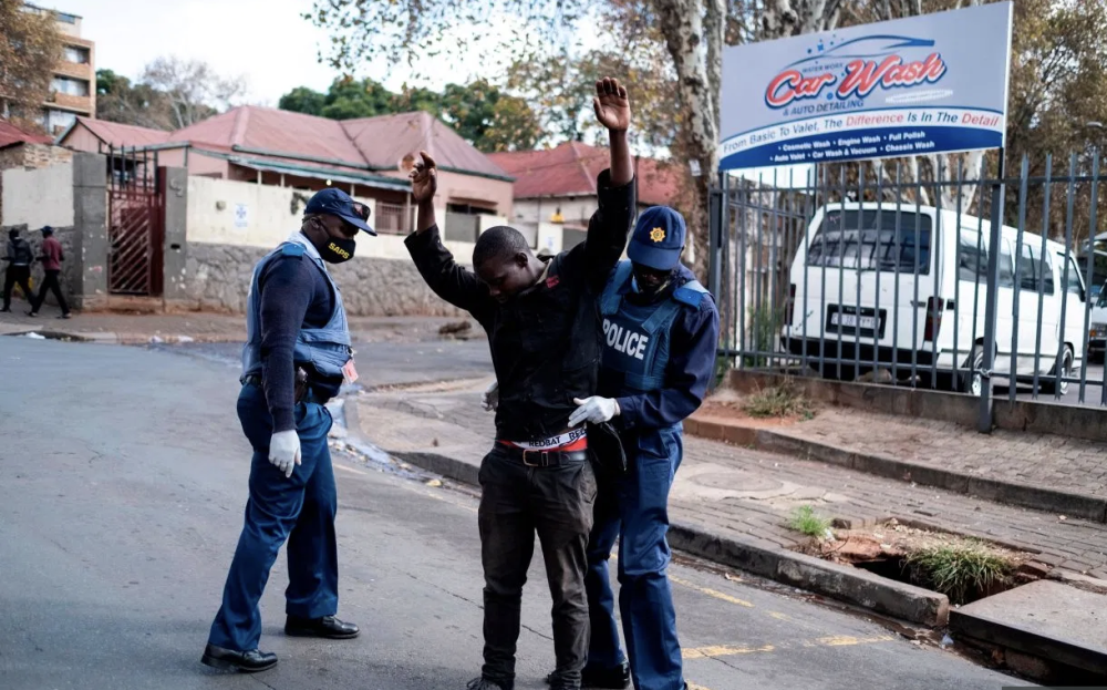 非洲新冠疫情致千人死亡,南非街头暴徒骚乱和持枪抢劫