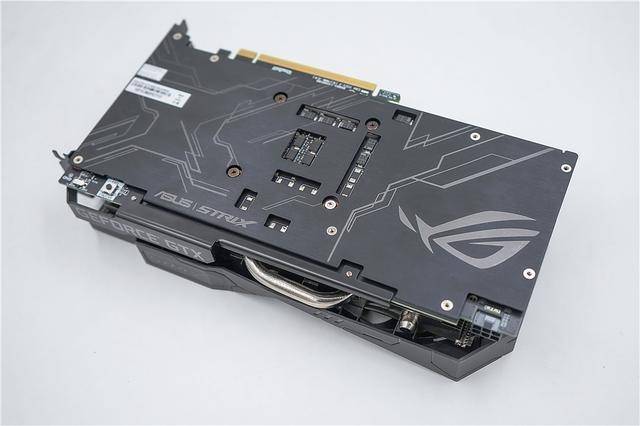 华硕rog strix gtx1650 super采用的是双风扇结构,6pin供电,背板上有