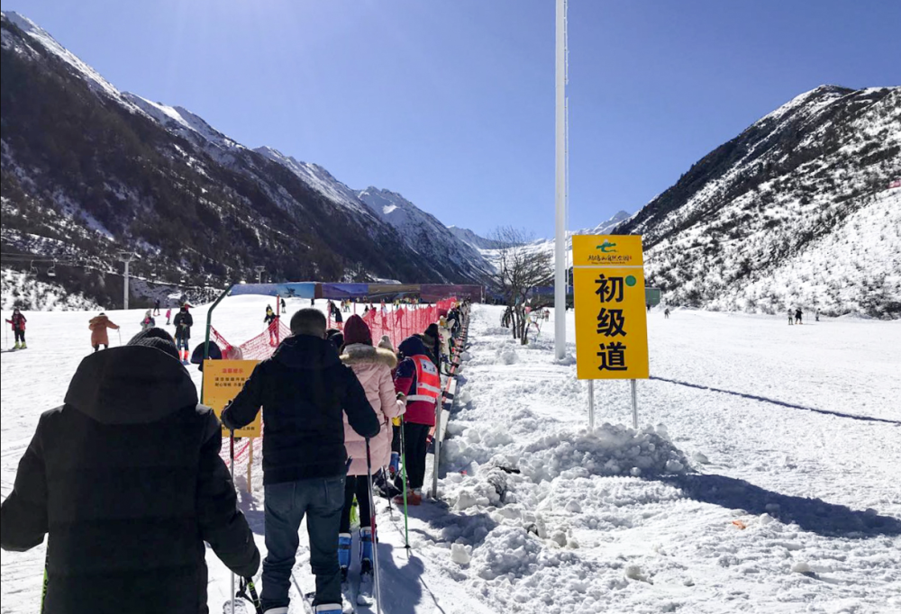 经过鹧鸪山 米亚罗,这个时候的鹧鸪山都还在下雪,而且有一个滑雪场