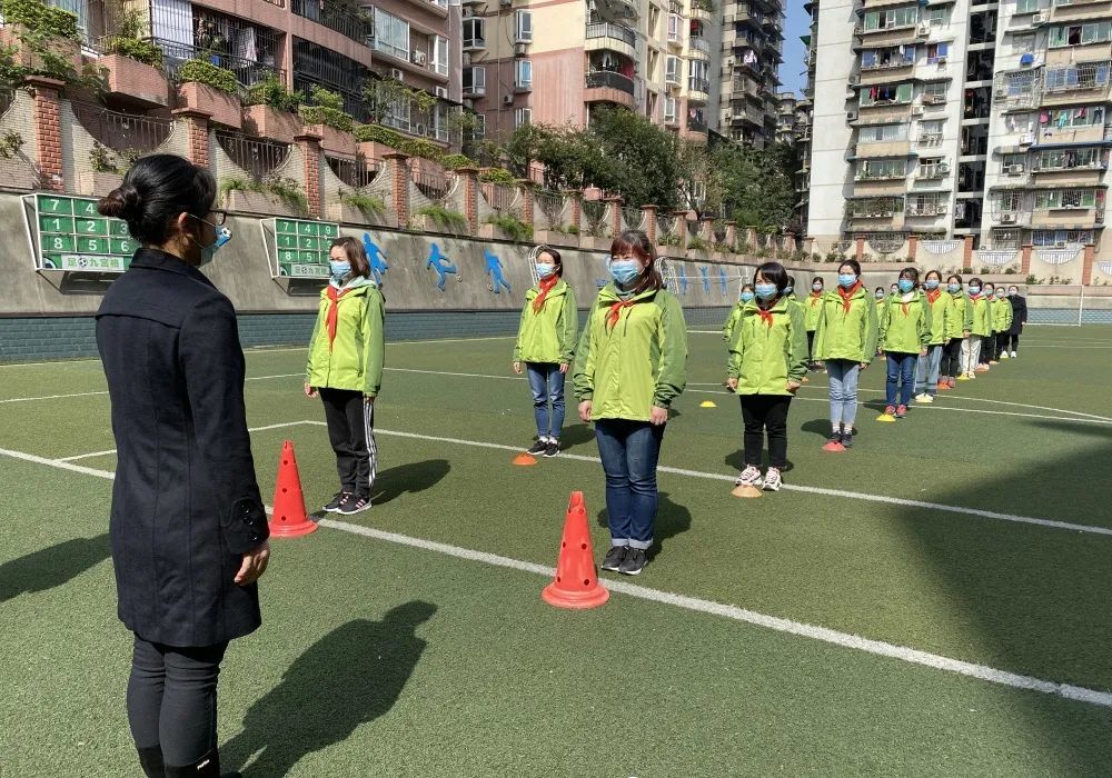 教室最多容纳20名学生进餐 为做好开学复课准备工作,大田湾小学结合