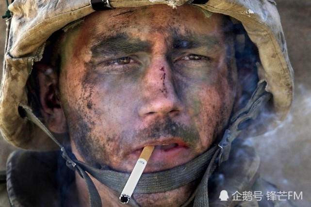 一名正在抽烟的美军,眼神迷茫