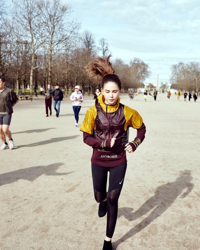 天王嫂昆凌也是个运动少女，身穿运动梭织外套，运动范儿十足