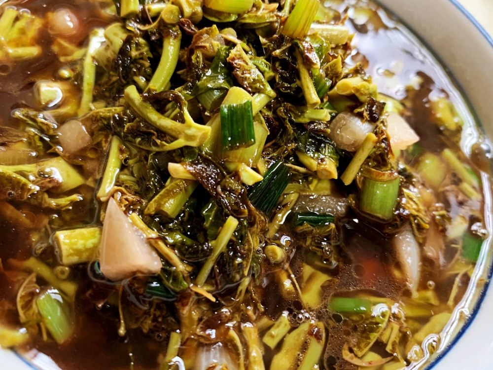 香椿别再炒鸡蛋,拌豆腐了,大厨教你做香椿拌面,汁鲜味