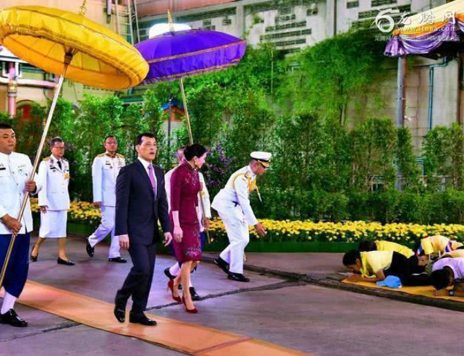 泰国当地人遇见泰王必须行跪拜礼中国游客我又不是泰国人