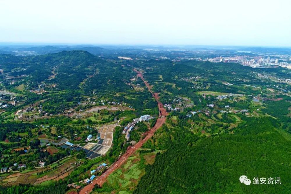 航拍蓬安,营山两县交界设共用高铁站上空全景